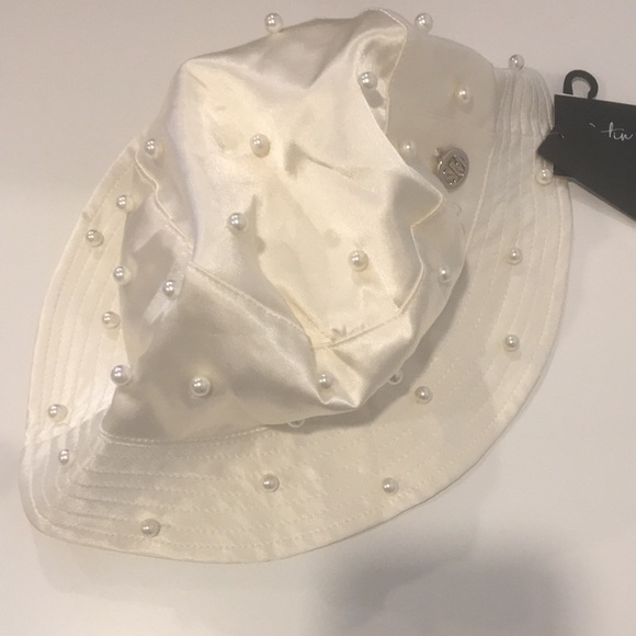 STEVE MADDEN Women’s OFFWHITE Pearl Bucket Hat Satin Lined - Picture 2 of 6